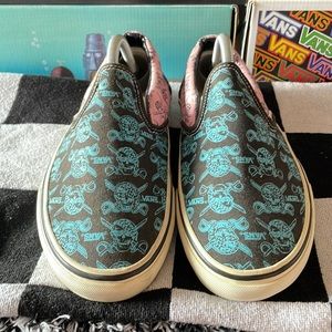 Vans slip on pirate skulls